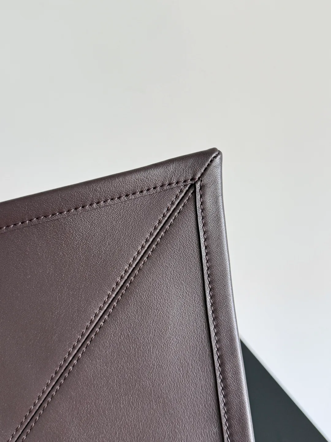 Batch 2220 Bottega Veneta small Sawyer leather model, but still light and soft, the straps can be knotted to adjust the length. Durable and large in capacity, it meets my extremely high standards for small carry-on bags. The texture of cowhide is really amazing, and it can be easily matched with both business and leisure. This bag is a Sawyer Bag that is interpreted with triangles and geometric circles👜. Its soft but indestructible appearance constitutes its fashionable beauty. You can freely adjust the length of the backpack😊No matter how complicated the world is, as long as there is a bag with you, everything will become better, and it is easy for boys and girls to control it! Style number: 815807 Size: 25*17*12cm